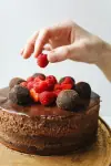 Tarta y mousse de chocolate con frutos rojos