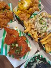 Alitas de pollo con patatas fritas