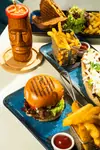 Hamburguesa con patatas y ensalada