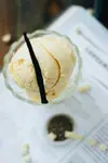 Bola de helado con chocolate o vainilla