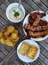 Frankfurt con patatas y ensalada