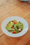Aguacate, queso crema, cherry y pipas