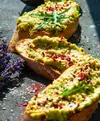 Hummus, aguacate y rúcula
