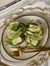 Aguacate, queso brie, nueces y miel